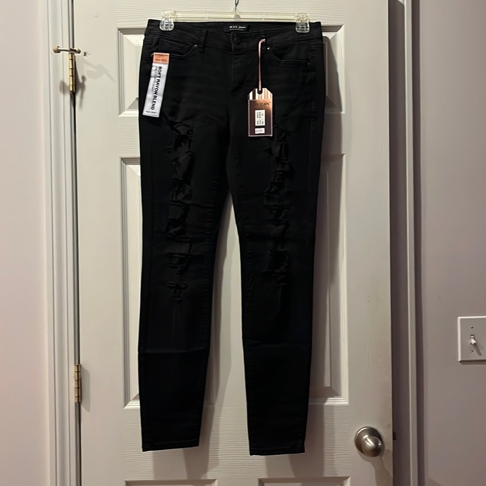 Black distressed skinny jeans
